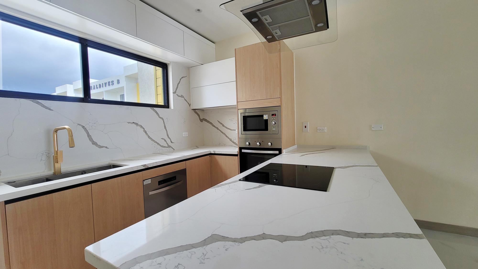 Apartment For Sale: PARADISIAC BEACH CLUB, Richmond | $450,000 photo 2