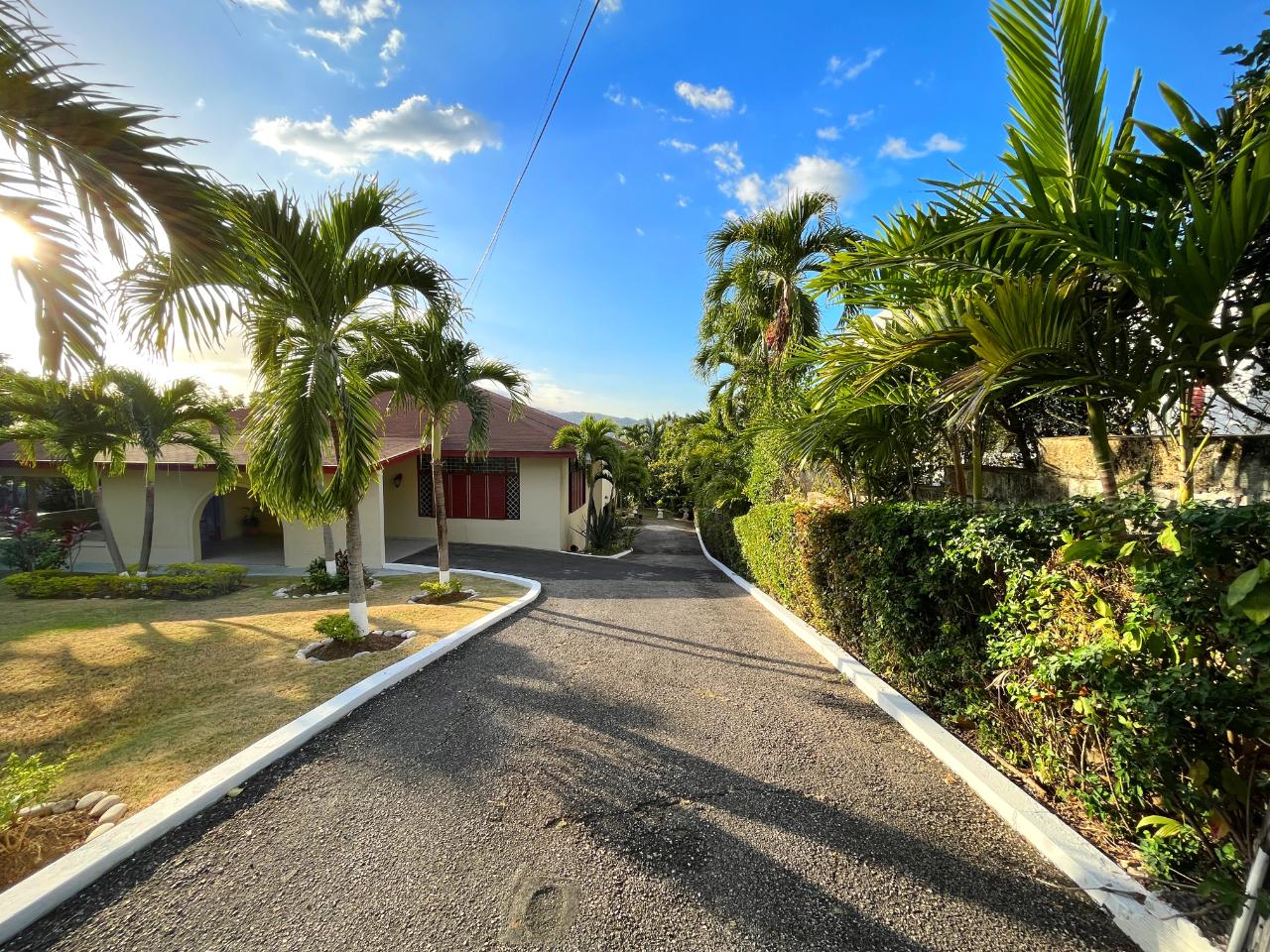 House For Rent: SUNSET AVENUE, Kingston 8 | $4,500 photo 2