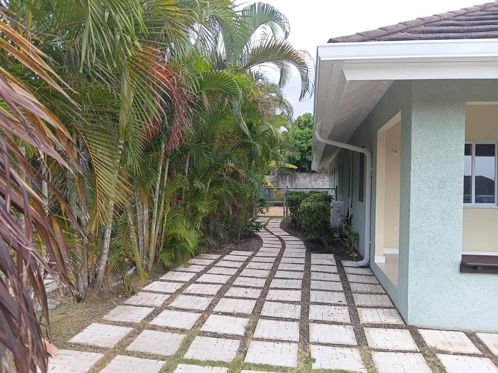 House For Rent: COOLSHADE RICHMOND ESTATE, St. Ann@~apos;s Bay | $1,600 photo 5