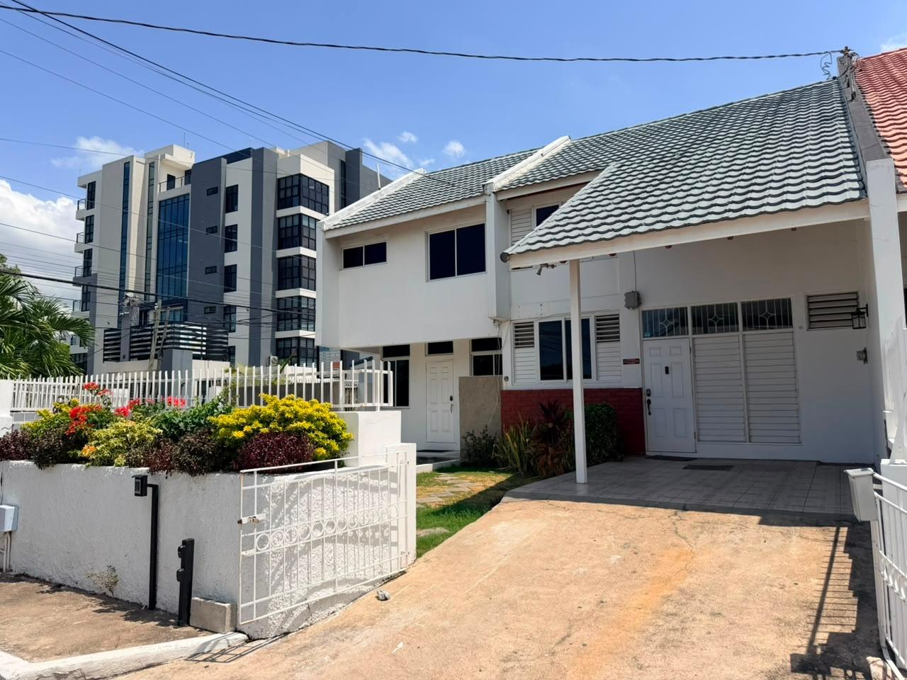 Townhouse For Rent: HAINING CRESCENT, KINGSTO, Kingston 5 | $220,000 photo 2
