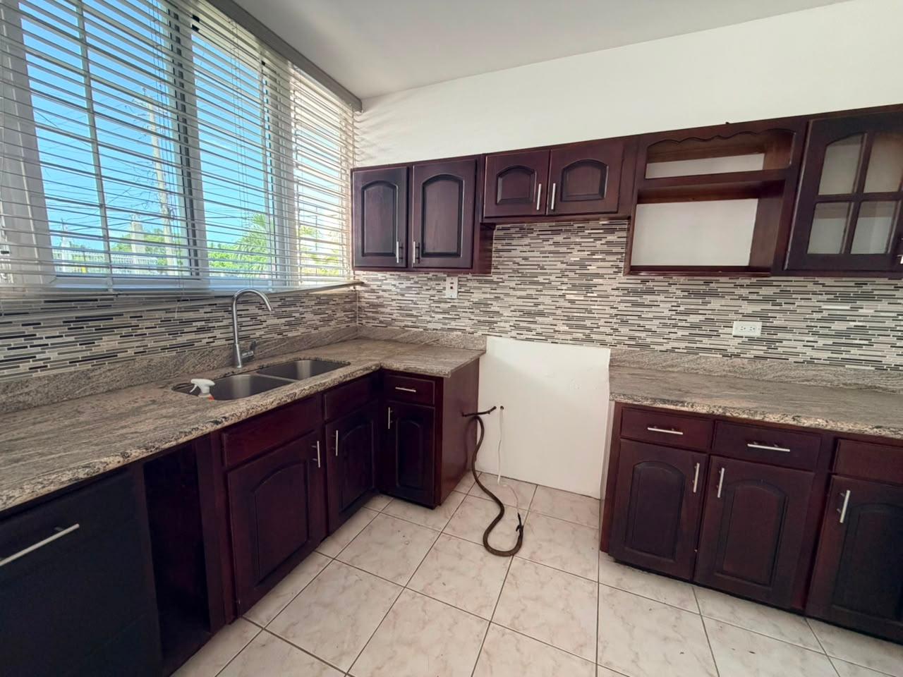 Townhouse For Rent: HAINING CRESCENT, KINGSTO, Kingston 5 | $220,000 photo 4