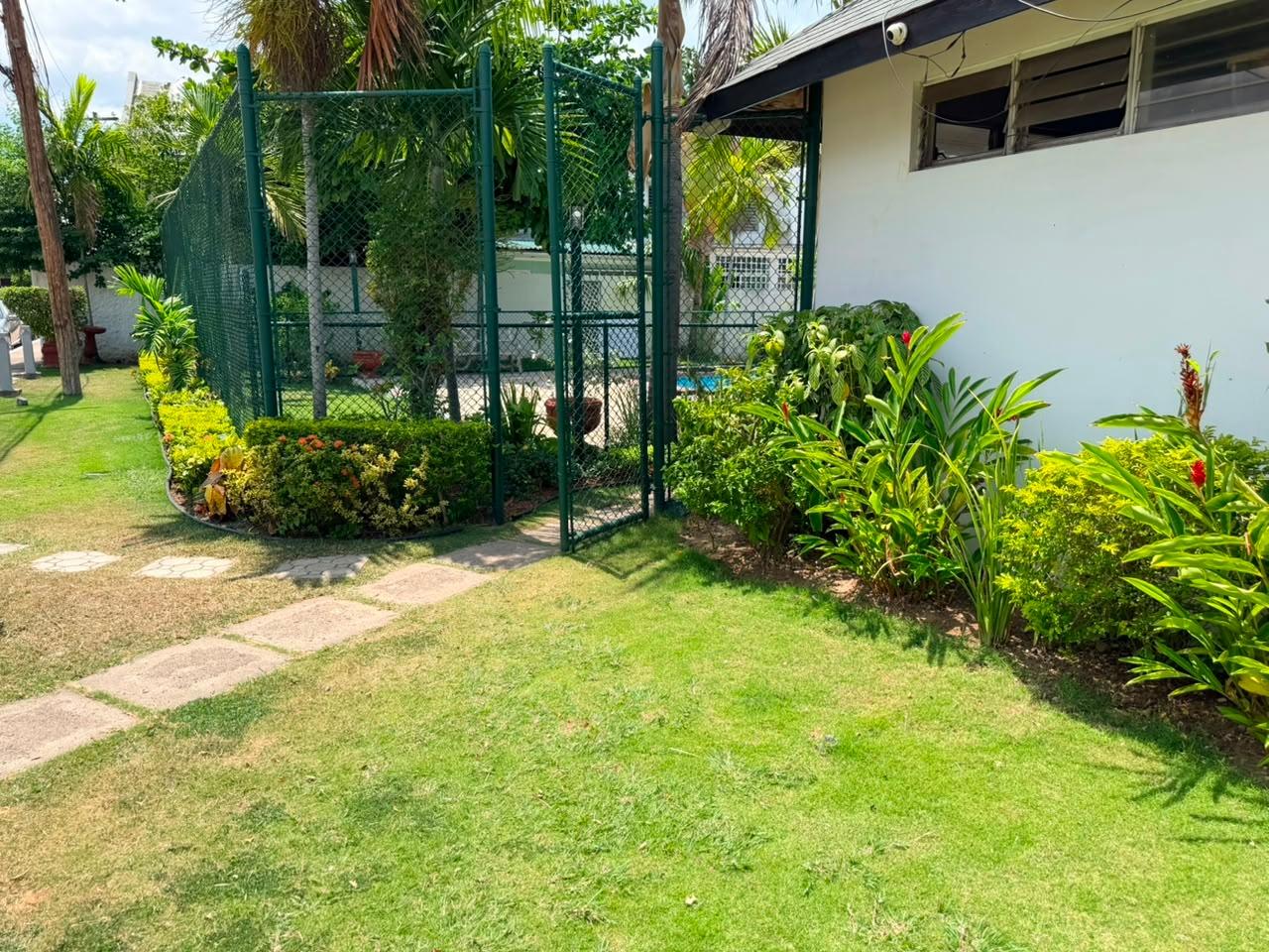 Townhouse For Rent: HAINING CRESCENT, KINGSTO, Kingston 5 | $220,000 photo 20