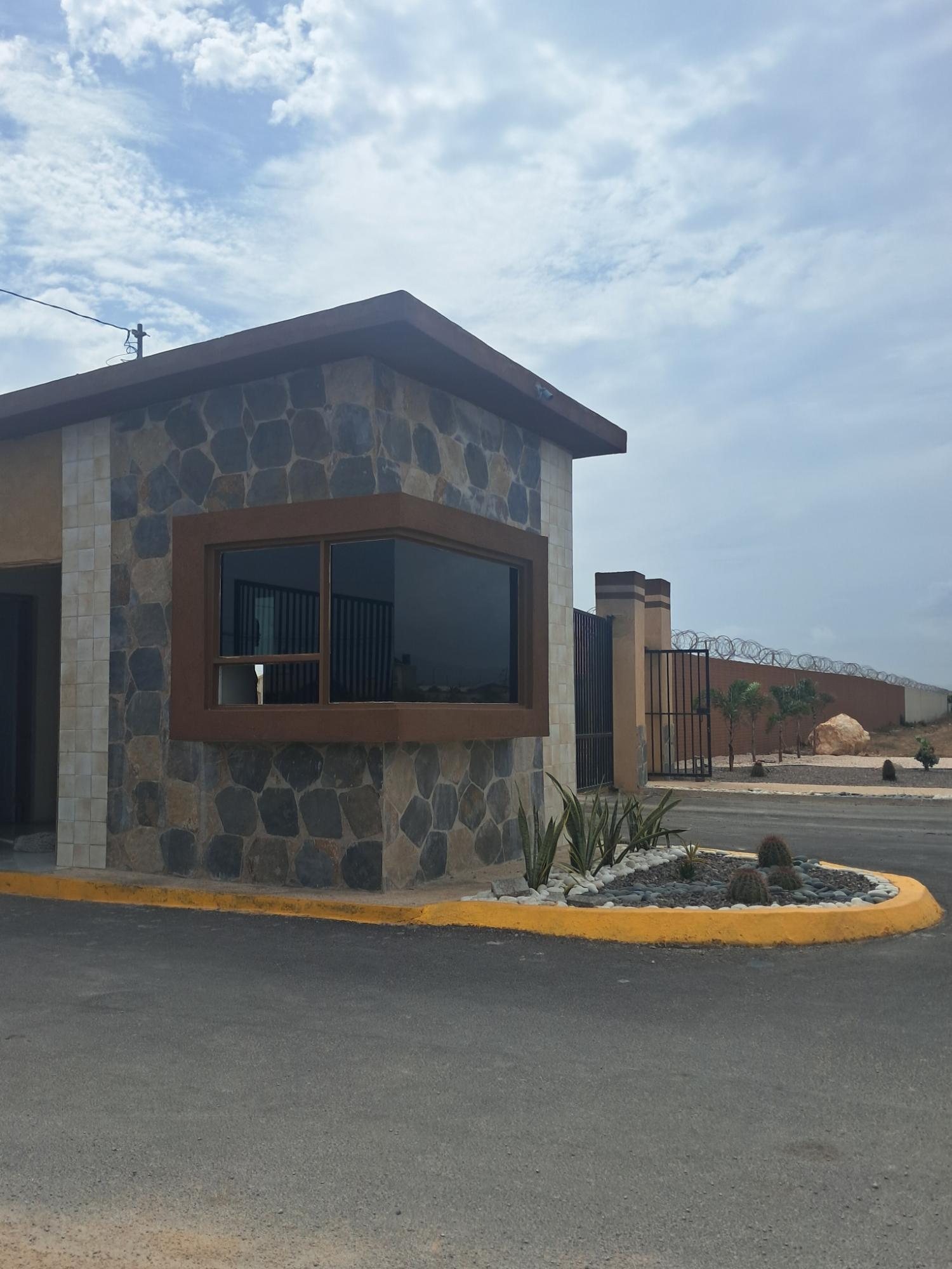 House For Rent: PHOENIX PARK 2, PH 4, Phoenix Park | $115,000 photo 2