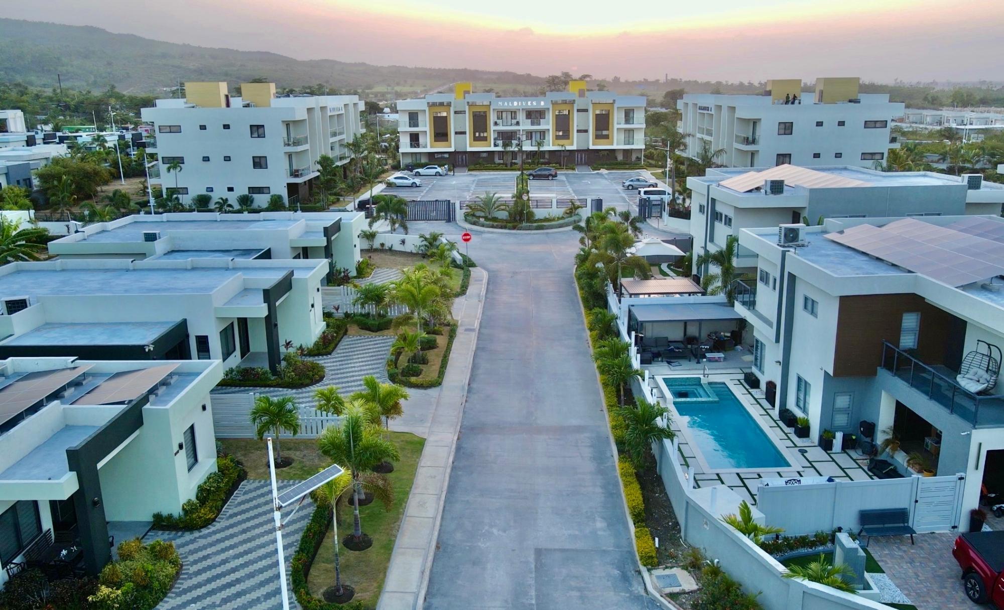Apartment For Sale: PARADISIAC BEACH CLUB, OC, Richmond | $525,000