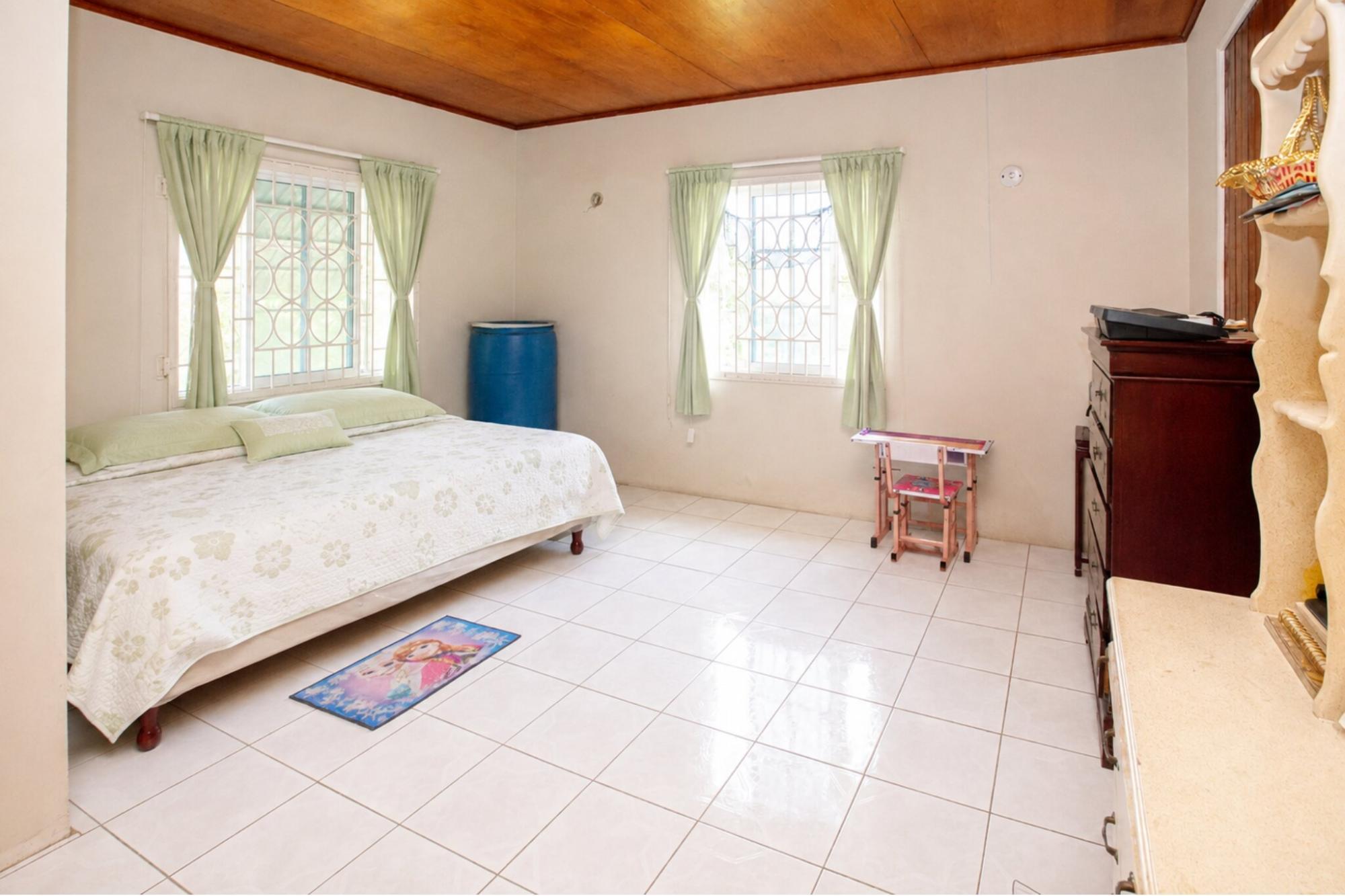 House For Sale: SHIRLEY AVENUE, May Pen | $38,000,000 photo 5