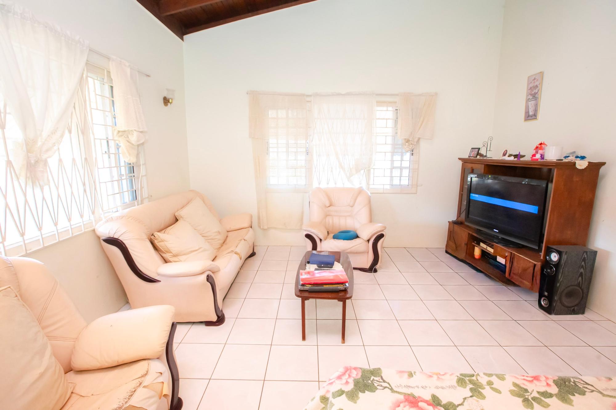 House For Sale: SHIRLEY AVENUE, May Pen | $38,000,000 photo 8