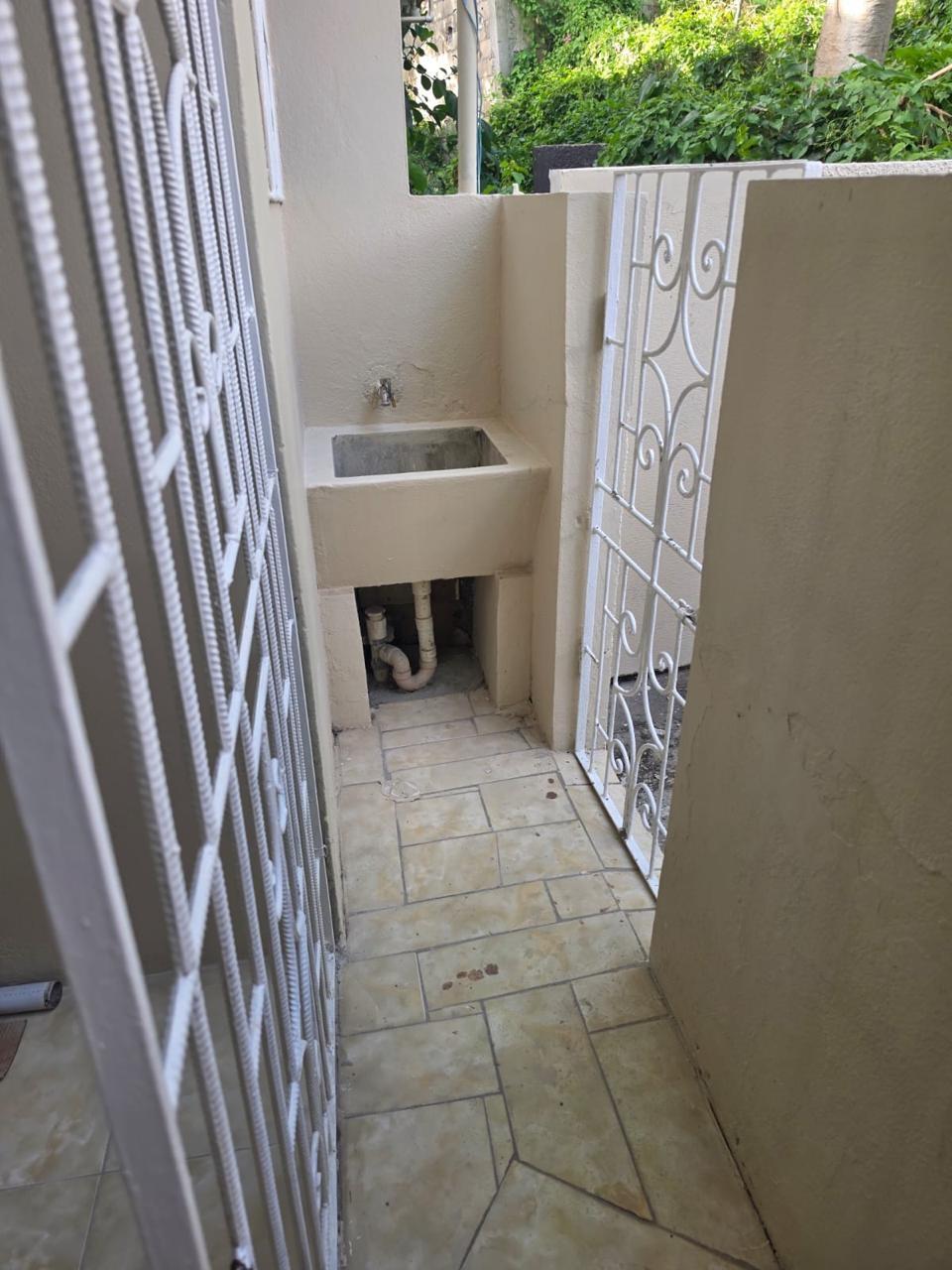 Townhouse For Rent: LIGNUM WAY, BARBICAN TERR, Kingston 6 | $150,000 photo 6