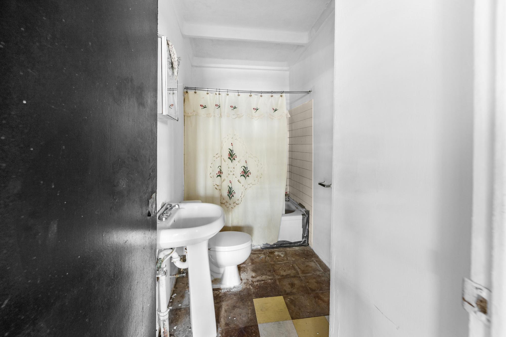 House For Sale: ENFIELD AVENUE, Bridgeport | $30,000,000 photo 13