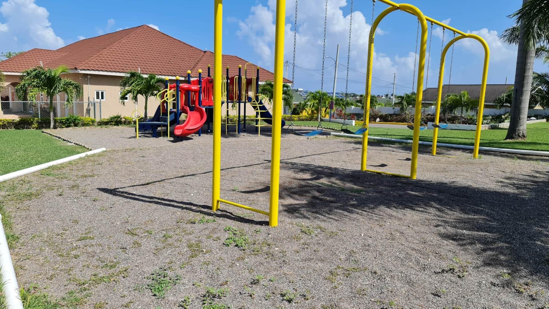 House For Rent: DRAX HALL COUNTRY CLUB, Drax Hall Estate | $2,500 photo 11