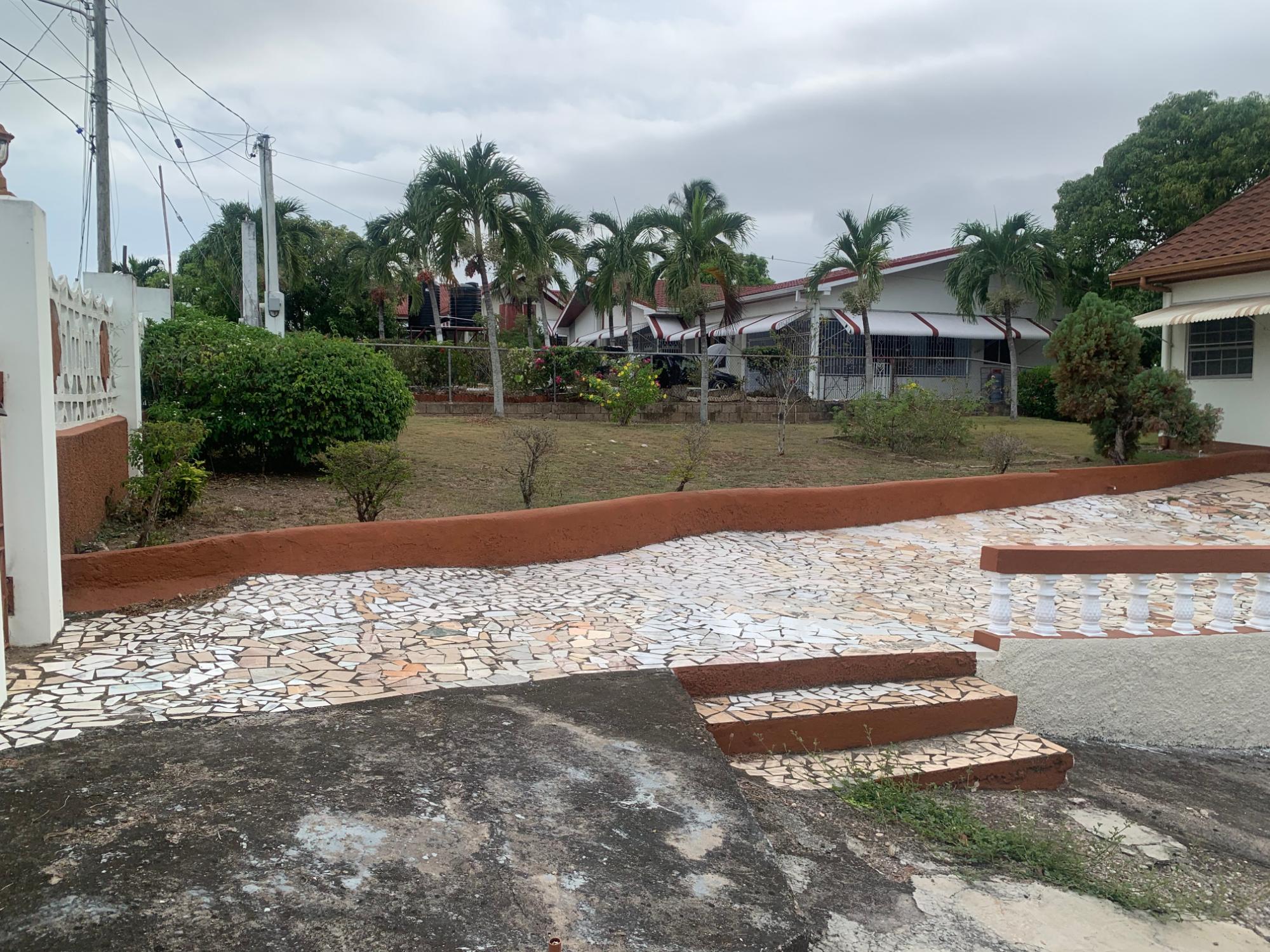 House For Sale: BUCHAVEN MAYPEN, May Pen | $49,000,000 photo 3