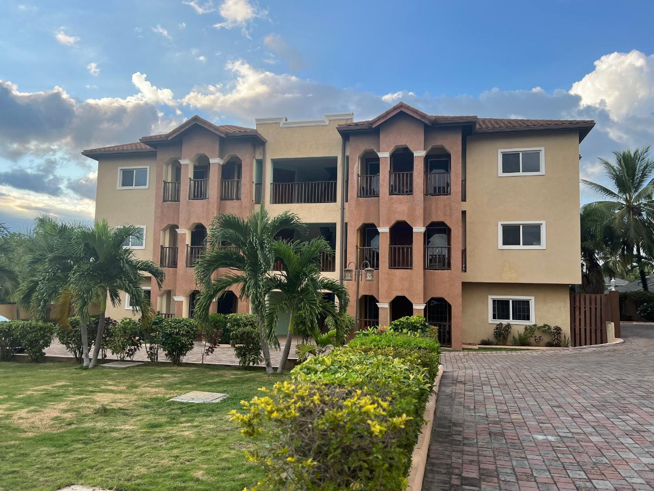 Apartment For Rent: MILLSBOROUGH AVENUE, Kingston 6 | $2,000