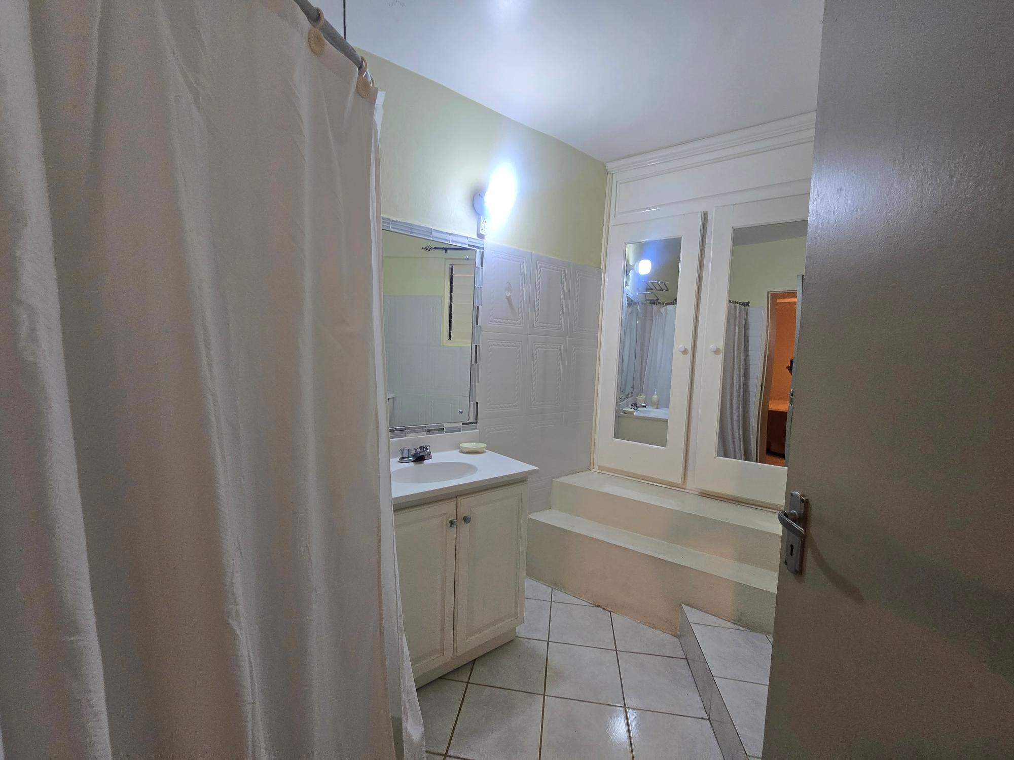 Apartment For Rent: WEYCLIFFE CLOSE, Kingston 6 | $100,000 photo 9