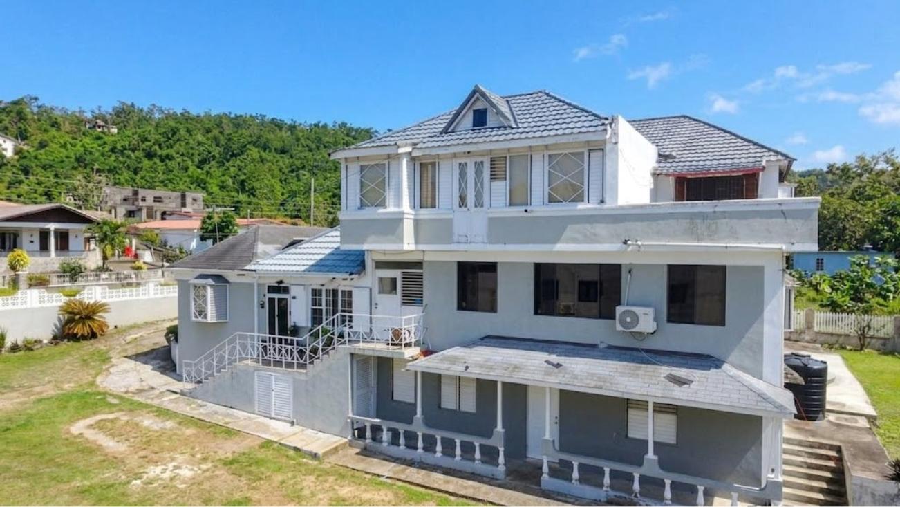 Apartment For Sale: COOLSHADE AVENUE, Tanglewood | $33,500,000 photo 2