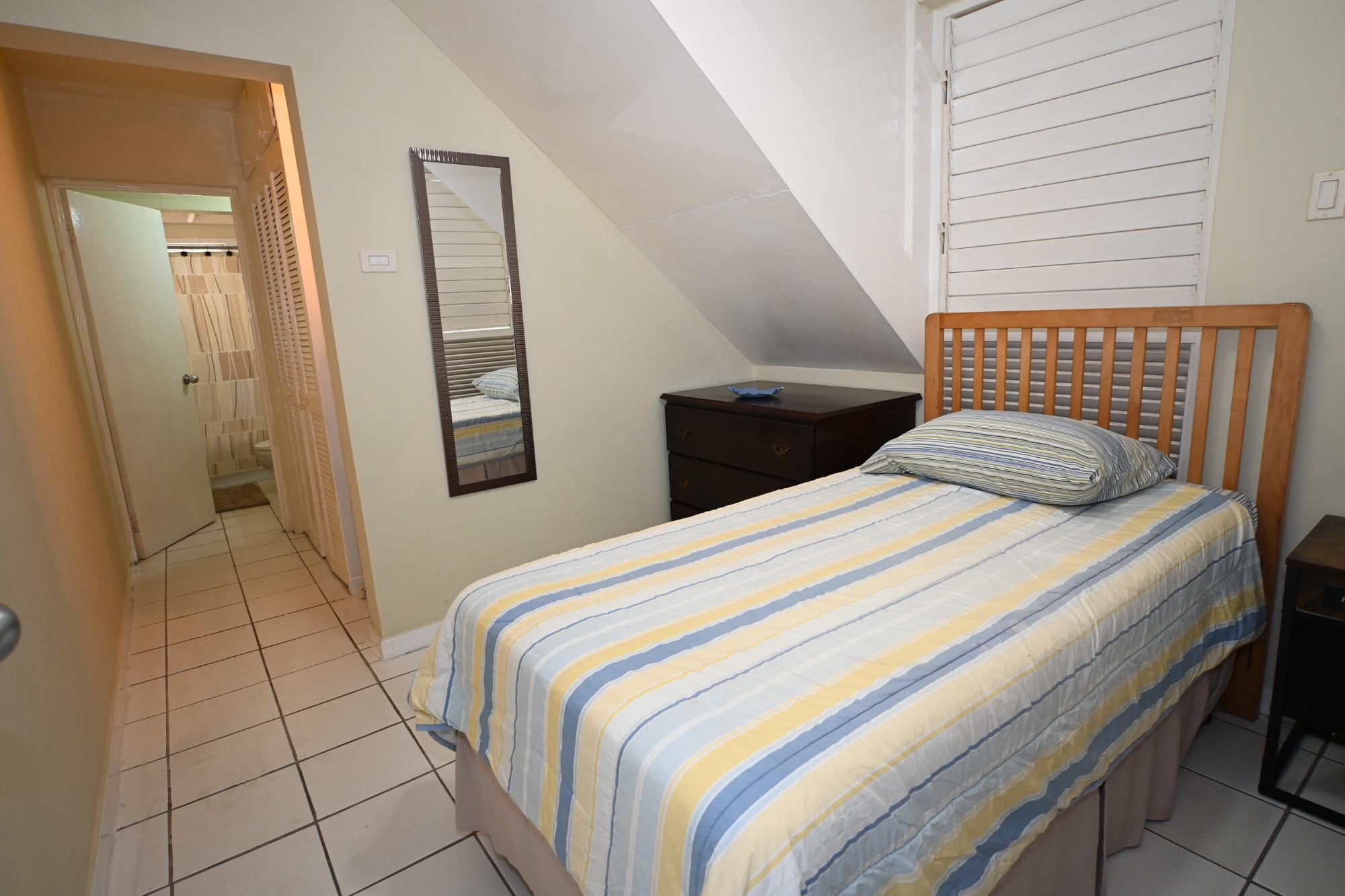 Apartment For Rent: COMLIN BANK ROAD, Kingston 5 | $1,300 photo 5