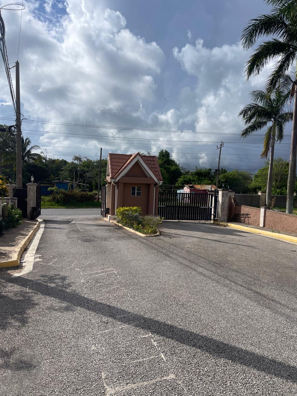 Townhouse For Rent: NEWARK ESTATES, New Hark Estate | $150,000 photo 2