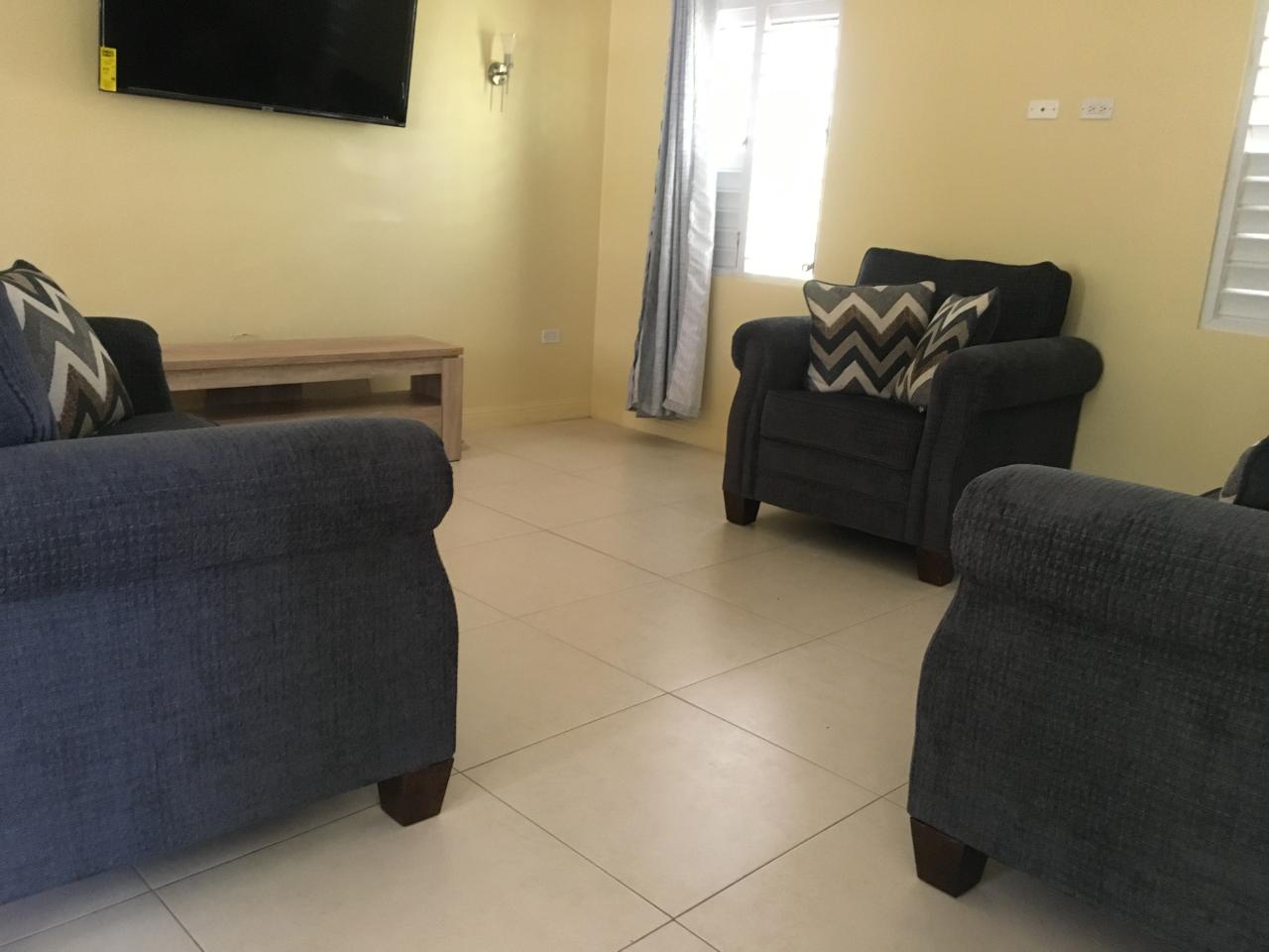 House For Rent: ANTHURIUM AVENUE, RICHMON, Runaway Bay | $1,800 photo 8