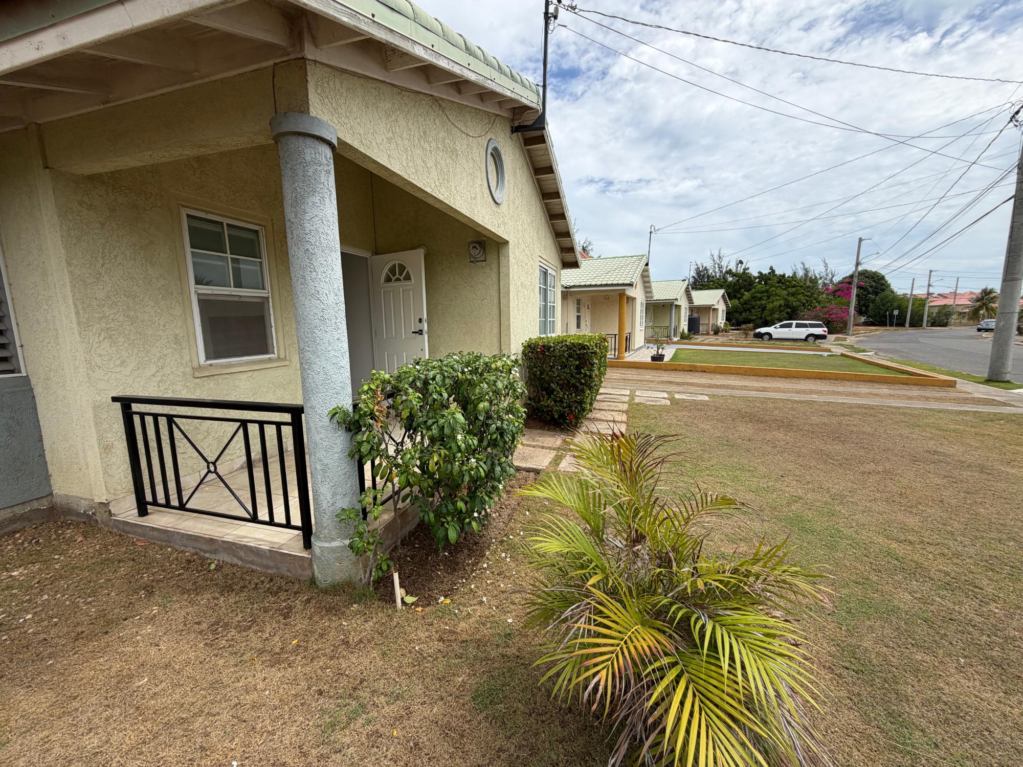 House For Rent: COLLINGSWOOD CIRCLE, Portmore Country Club | $180,000 photo 3
