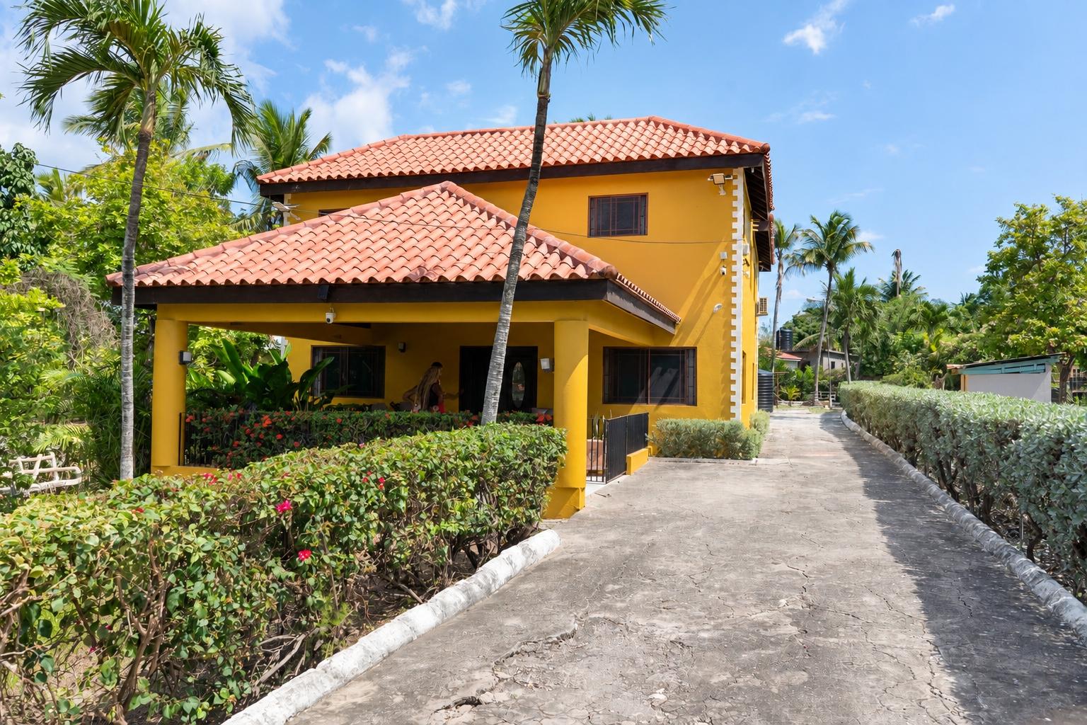 House For Sale: CIRCLE DRIVE, GLENMUIR HE, May Pen | $45,000,000 photo 2