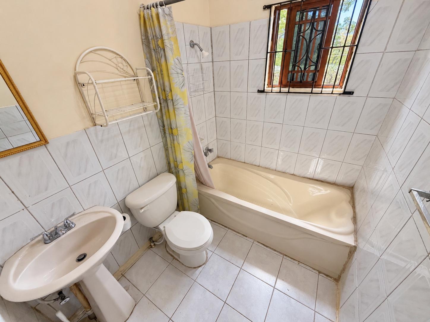 House For Sale: CIRCLE DRIVE, GLENMUIR HE, May Pen | $45,000,000 photo 14