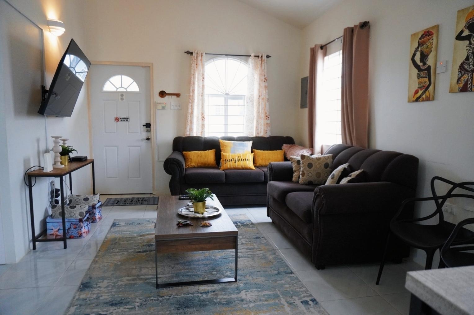 House For Rent: CAMELOT DRIVE DISCOVERY B, Runaway Bay | $1,200 photo 2