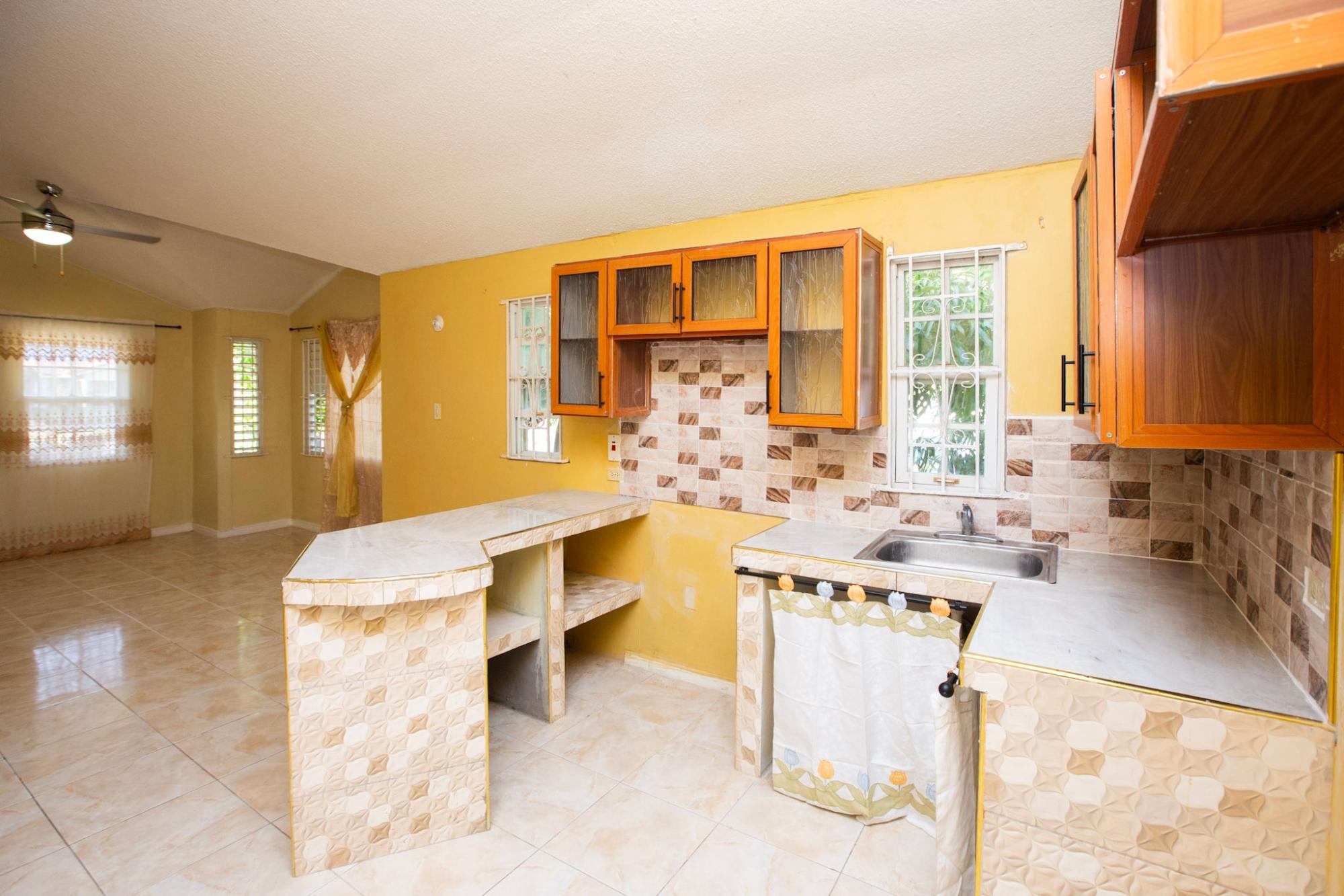 House For Rent: COLLINGWOOD CIRCLE,, Portmore Country Club | $120,000 photo 2