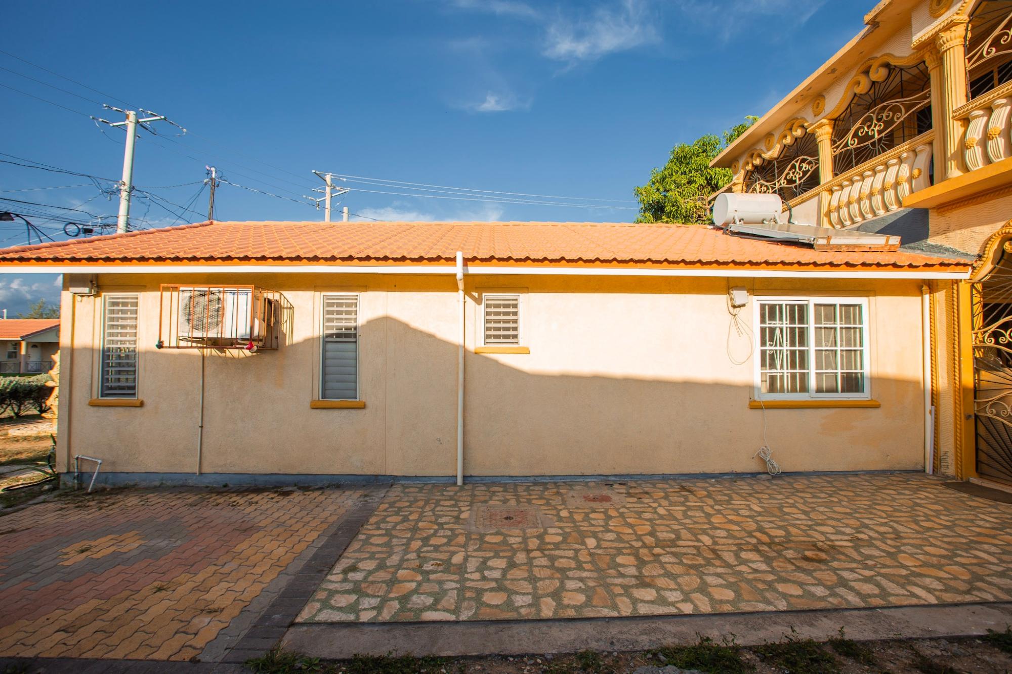 House For Rent: COLLINGWOOD CIRCLE,, Portmore Country Club | $120,000 photo 6